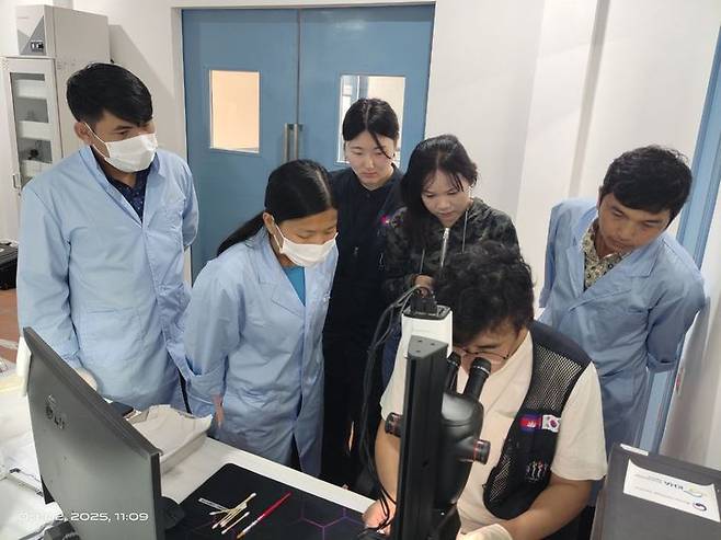 [서울=뉴시스] 유물 보존처리 캄보디아 현지기술교육 모습 (사진=국가유산진흥원 제공) 2026.05.04. photo@newsis.com *재판매 및 DB 금지