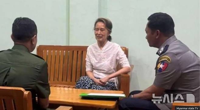 [서울=뉴시스]군부 쿠데타 수장 출신 민 아웅 흘라잉 미얀마 대통령이 30일(현지시간) 아웅산 수치 전 국가고문을 가택 연금으로 전환하도록 명령했다. 미얀마 대통령실이 공개한 사진. 2026.05.01 photo@newsis.com