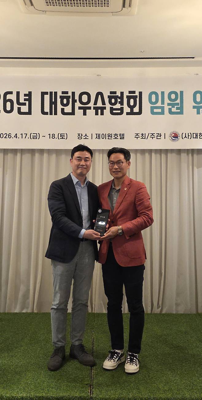 하나투어 류양길 본부장(왼쪽)과 대한우슈협회 김벽수 회장. 협회