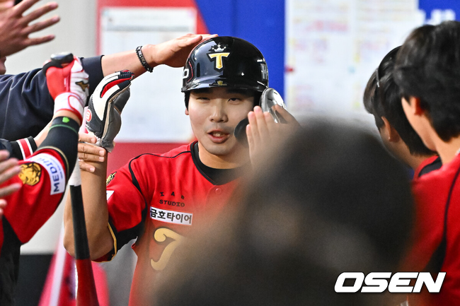 [OSEN=광주, 박준형 기자] 2일 오후 광주 북구 광주기아챔피언스필드에서 2026 신한 SOL KBO리그 KIA 타이거즈와 KT 위즈의 경기가 진행됐다.이날 KIA는 황동하를, KT는 오원석을 선발투수로 내세웠다.6회말 1사 1,3루 KIA 김태군의 희생플라이때 3루 주자 한승연이 득점 올린뒤 동료들의 축하를 받고 있다. 2026.05.02 / soul1014@osen.co.kr