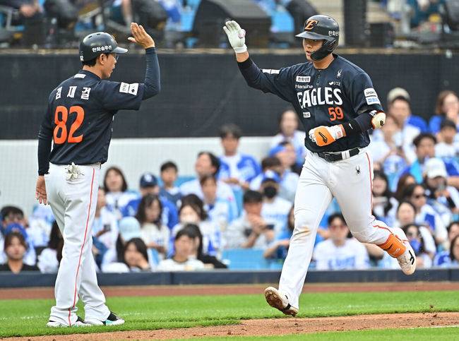 [OSEN=대구, 이석우 기자] 2일 대구삼성라이온즈파크에서 2026 신한 SOL KBO 리그 삼성 라이온즈와 한화 이글스의 경기가 열렸다. 홈팀 삼성은 장찬희가, 방문팀 한화는 문동주가 선발 출전했다. 한화 이글스 허인서가 2회초 무사 1루 좌월 2점 홈런을 치고 하이파이브를 하고 있다. 2026.05.02 / foto0307@osen.co.kr