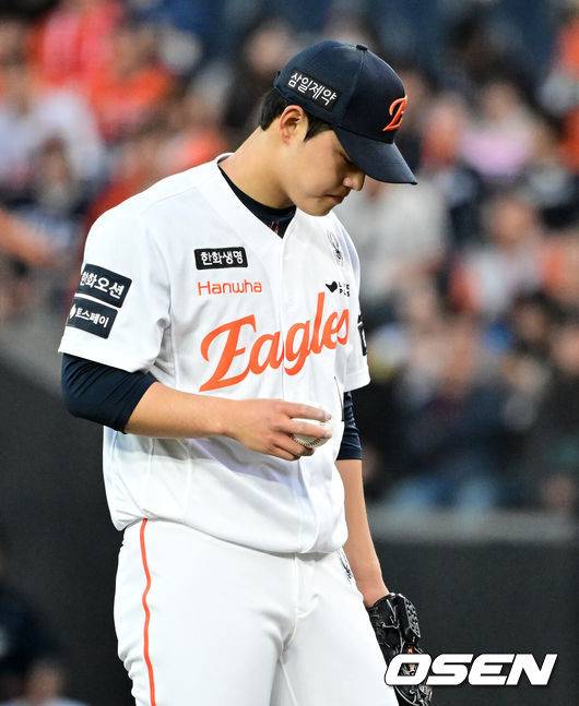 [OSEN=대전, 지형준 기자] 14일 대전 한화생명 볼파크에서 2026 신한 SOL KBO리그 한화 이글스와 삼성 라이온즈의 경기가 열렸다.3연패 중인 한화는 문동주, 4연승을 노리는 삼성은 최원태가 선발로 나섰다.&nbsp;2회초 무사에서 한화 문동주가 삼성 전병우에 볼넷을 허용하며 아쉬워하고 있다. 2026.04.14&nbsp;/ jpnews@osen.co.kr