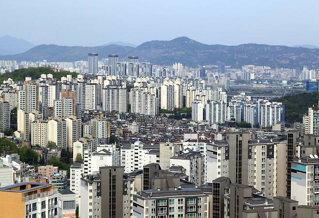 양도세 중과 유예 종료를 앞두고 절세성 매물이 줄어드는 가운데 서울 외곽과 수도권 주요 지역의 매수 심리가 다시 흔들리고 있다. 게티이미지