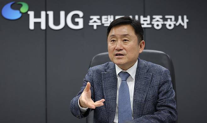 최인호 주택도시보증공사(HUG) 사장이 지난달 24일 서울 여의도 태흥빌딩 집무실에서 세계일보와 인터뷰하고 있다. 최 사장은 “다주택자 매물이 시장에 나오더라도 실제 거래로 이어지기 위해선 무주택자가 감당할 수 있는 가격이 돼야 한다”며 “HUG는 주택 가격 안정화를 위해 금융 측면에서 뒷받침해 나갈 계획”이라고 밝혔다. 허정호 선임기자