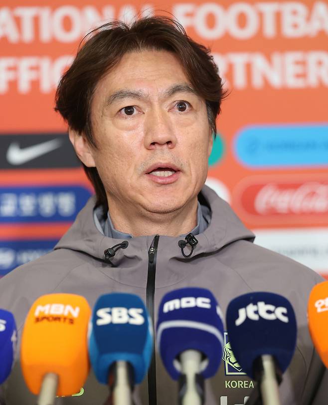 2026 국제축구연맹(FIFA) 북중미 월드컵 소집 전 마지막 평가전을 마치고 돌아온 대한민국 축구 국가대표팀 홍명보 감독이 지난 4월 2일 인천국제공항 제2터미널을 통해 귀국해 취재진의 질문에 답하고 있다. 뉴스1