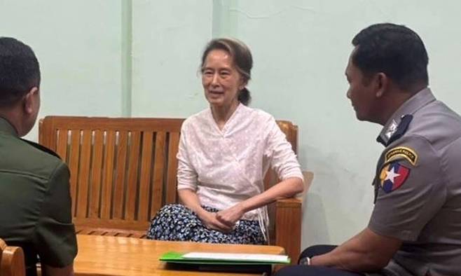 미소 짓고 있는 수치 미얀마 군부가 지난달 30일(현지시간) 공개한 아웅산 수치 미얀마 국가고문(가운데) 사진. 2021년 군사 쿠데타로 정권을 읽고 군부에 체포돼 수감생활을 해온 수치 고문의 근황이 공개된 것은 5년여 만이다. 왕이 중국공산당 중앙외사판공실 주임이 수치 고문을 만난 뒤 미얀마 정부는 수치 고문에 대한 가택연금 전환을 발표했다.미얀마 군부 제공, AP연합뉴스