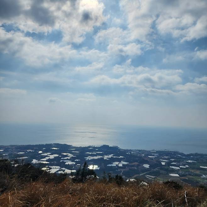 군산오름의 바다풍경