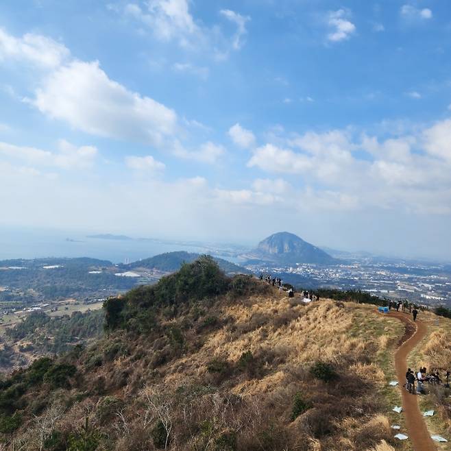군산오름에서 바라본 산방산의 모습