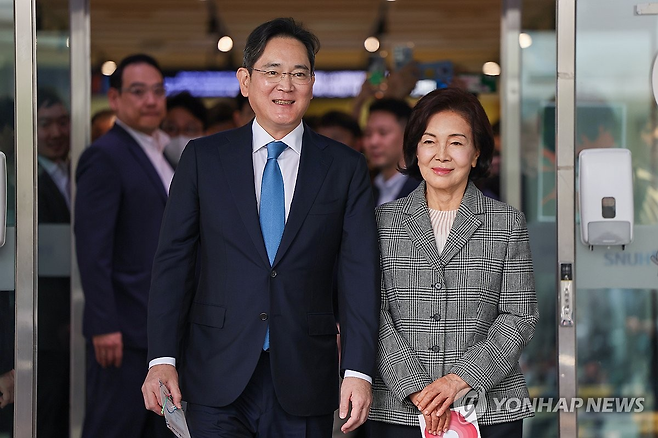 이재용(왼쪽) 삼성전자 회장과 홍라희 전 삼성미술관 리움 관장이 2024년 서울 종로구 서울대병원 어린이병원에서 열린 소아암·희귀질환 지원사업단 행사 참석을 마치고 병원을 나서는 모습. 연합뉴스
