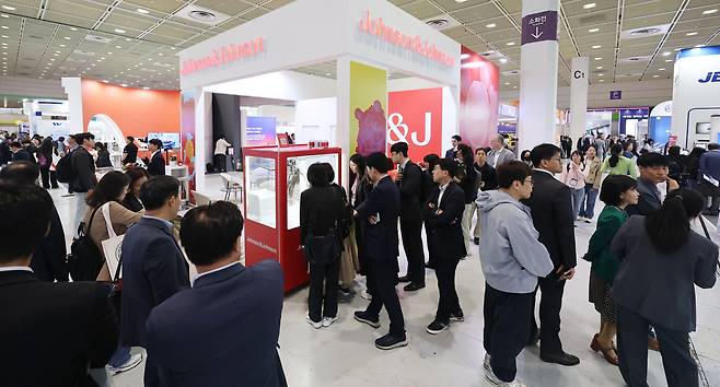 28일 서울 강남구 코엑스에서 열린 바이오코리아 2026에서 참가자들이 부스를 둘러보고 있다. 연합뉴스