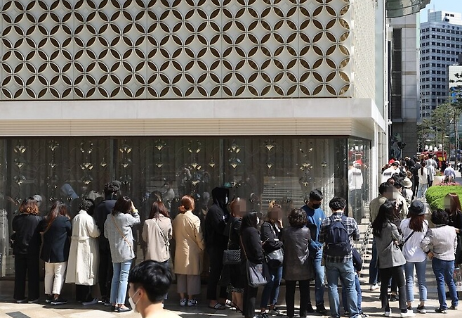 서울 중구 롯데백화점 본점 명품관 앞에서 고객들이 줄을 선 모습. 연합뉴스