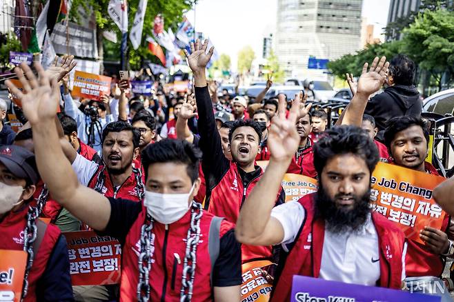 4월26일 이주노동자노동조합 조합원들이 서울 중구 서울고용노동청 앞에서 열린 ‘2026 이주노동자 메이데이 집회’에 참가해 구호를 외치고 있다. ⓒ시사IN 박미소