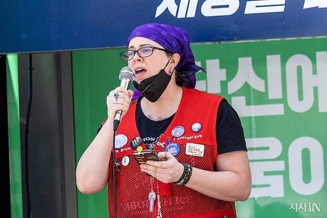 에린 민주일반노조 서울 원어민강사지회장이 단상에서 발언하고 있다. 에린은 발에 골절상을 입은 상태로 8시간 동안 서서 수업을 한 적이 있다. ⓒ시사IN 박미소