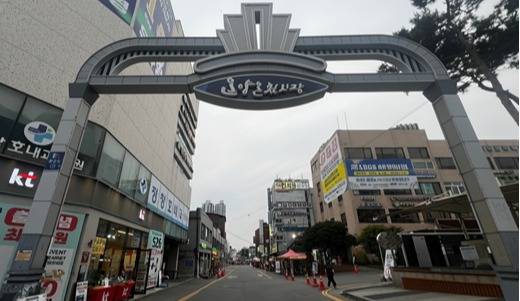 온양온천시장 샘솟는 거리 입구 ⓒ아산시 제공