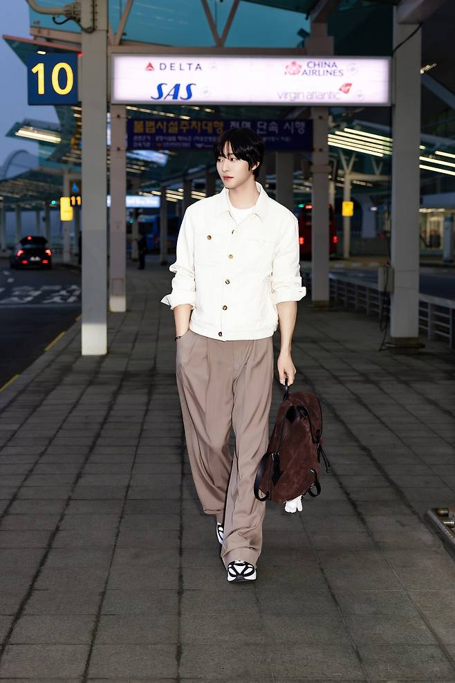 미국 뉴욕으로 출국 중인 배우 안효섭. 발렌티노 제공