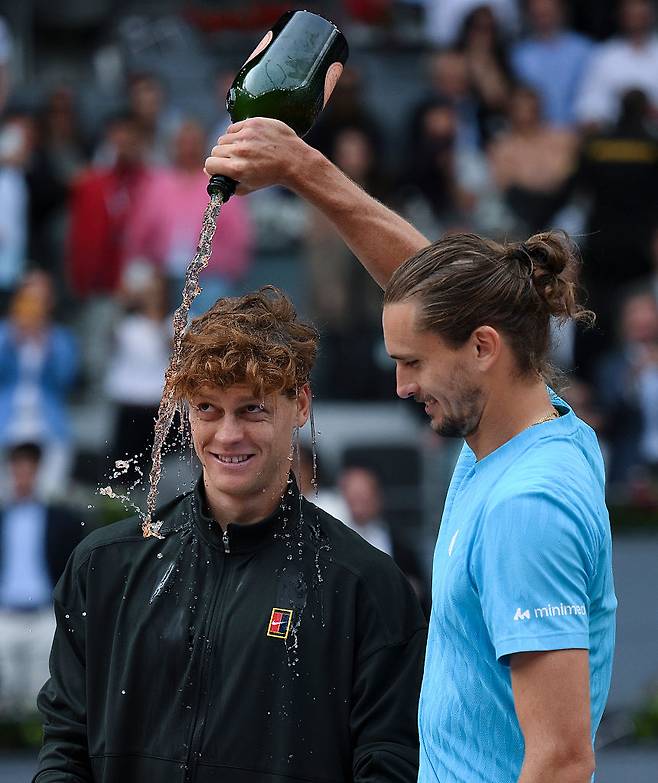 알렉산더 츠베레프(오른쪽)이 3일(현지시간) 스페인 마드리드에서 열린 남자프로테니스(ATP) 투어 마드리드오픈 결승에서 패한 뒤 얀니크 신네르에게 축하 샴페인을 붓고 있다. 게티이미지코리아