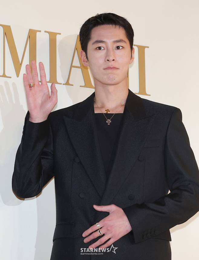 (서울=뉴스1) 권현진 기자 = 배우 이재욱이 15일 서울 강남구 청담동 다미아니(Damiani) 플래그십 스토어에서 열린 ‘까사 다미아니 청담(Casa Damiani Cheongdam)’ 오픈 기념 행사에 참석해 포즈를 취하고 있다. 2026.1.15/뉴스1  Copyright (C) 뉴스1. All rights reserved. 무단 전재 및 재배포,  AI학습 이용 금지. /사진=(서울=뉴스1) 권현진 기자