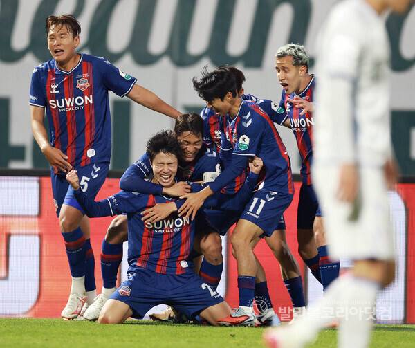 수원FC 최기윤 쐐기골, 기뻐하는 선수들.2026.5.3.