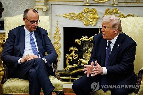 지난 3월 초 백악관에서 정상회담을 하는 트럼프 미국 대통령과 메르츠 독일 총리(왼쪽) [EPA 연합뉴스 자료사진. 재판매 및 DB 금지]