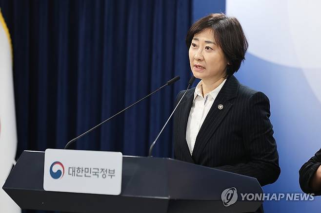 아동학대 예방 및 대응 강화 방안 브리핑 (서울=연합뉴스) 서대연 기자 = 이스란 보건복지부 제1차관이 22일 서울 종로구 정부서울청사에서 아동학대 예방 및 대응 강화 방안을 브리핑하고 있다. 2026.4.22 dwise@yna.co.kr