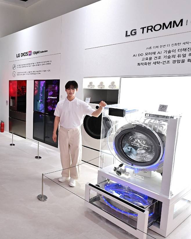 LG전자 세탁가전 AI 기술 (서울=연합뉴스) LG전자가 올해 열린 '2026 월드IT쇼(WIS)'에서 투명 세탁기를 설치하고 핵심부품 기술력과 AI를 관람객들에게 설명했다. 2026.4.30 [LG전자 제공. 재판매 및 DB 금지]