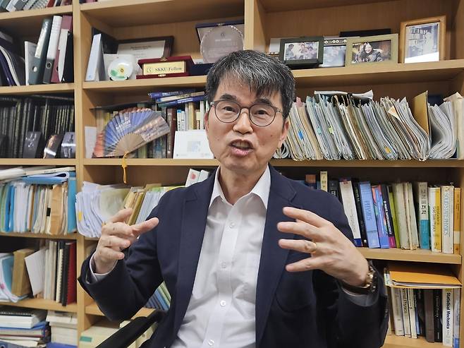 인터뷰하는 박제근 교수 [촬영 조승한]