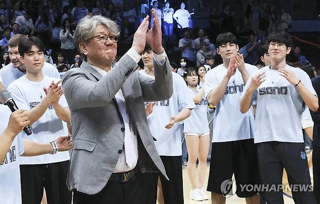 소노 손창환 감독 생일축하 (고양=연합뉴스) 김병만 기자 = 27일 고양 소노 아레나에서 열린 2025~2026 LG전자 프로농구 4강 플레이오프 3차전 고양 소노와 창원 LG 경기에서 승리한 소노 손창환 감독과 선수들이 기뻐하고 있다. 2026.4.27 kimb01@yna.co.kr