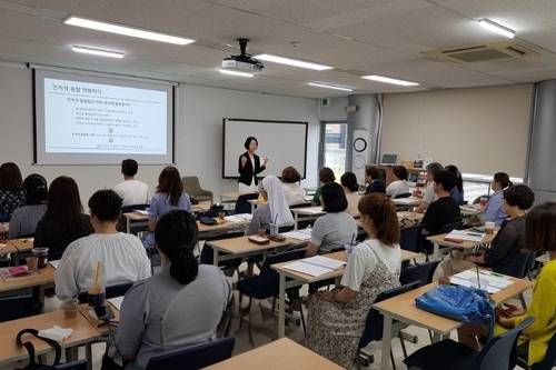 정서 폭력 피해자를 돕기 위한 전문상담사를 대상으로 교육 중인 김도연 소장 [본인 제공]