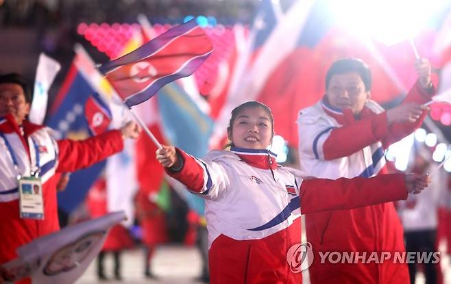 [올림픽] 인공기 흔드는 렴대옥 (평창=연합뉴스) 양지웅 기자 = 25일 강원도 평창 올림픽스타디움에서 열린 2018 평창동계올림픽 폐회식에서 피겨에 참가했던 북한의 렴대옥이 입장하며 인공기를 흔들고 있다. 2018.2.25 yangdoo@yna.co.kr