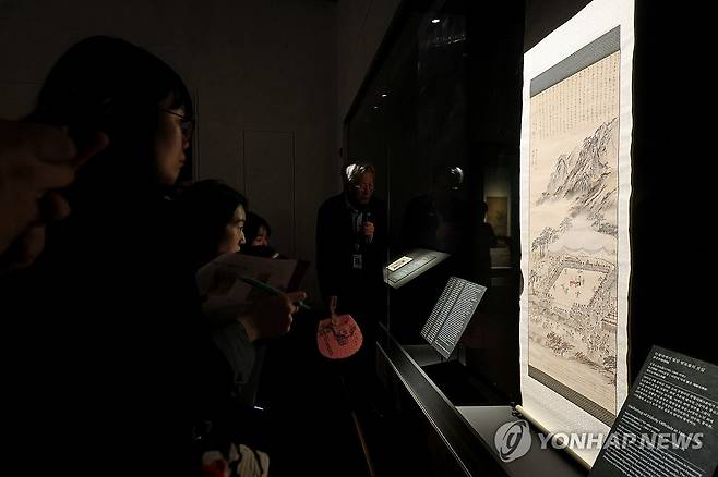단원 김홍도의 '기로세련계도' (서울=연합뉴스) 임화영 기자 = 4일 서울 용산구 국립중앙박물관 상설전시관 서화실에서 열린 '단원 김홍도, 시대를 그리다' 전시에 '기로세련계도'가 전시돼 있다. 2026.5.4 hwayoung7@yna.co.kr
