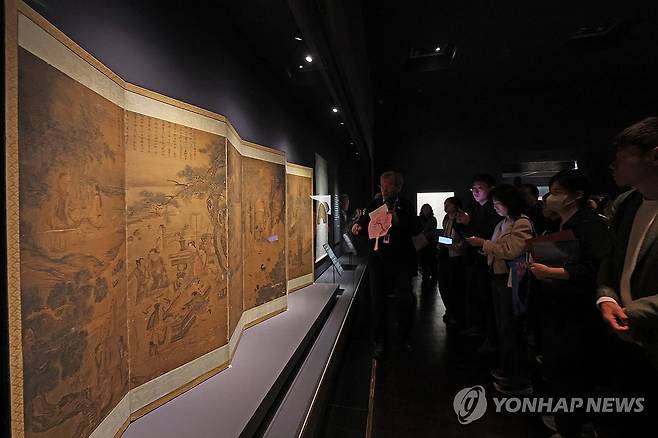 단원 김홍도의 '서원아집도' (서울=연합뉴스) 임화영 기자 = 4일 서울 용산구 국립중앙박물관 상설전시관 서화실에서 열린 '단원 김홍도, 시대를 그리다' 전시에 '서원아집도'가 전시돼 있다. 2026.5.4 hwayoung7@yna.co.kr