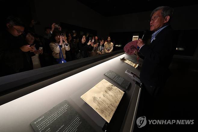 단원 김홍도 전시 설명하는 유홍준 관장 (서울=연합뉴스) 임화영 기자 = 유홍준 국립중앙박물관장이 4일 서울 용산구 국립중앙박물관 상설전시관 서화실에서 열린 '단원 김홍도, 시대를 그리다' 전시에서 '단원풍속도첩'의 화첩들을 설명하고 있다. 2026.5.4 hwayoung7@yna.co.kr