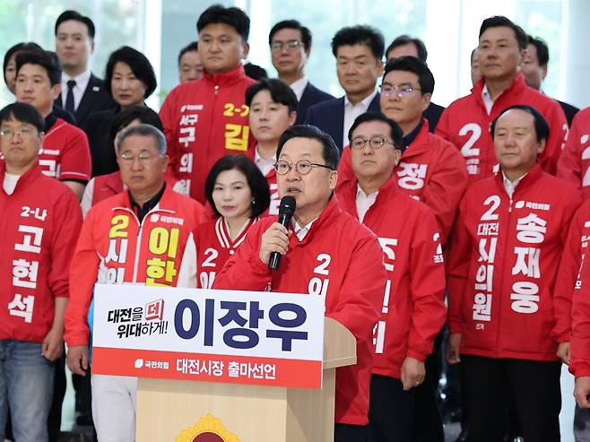 이장우, 대전시장 출마 공식화 (대전=연합뉴스) 6·3 지방선거에서 재선에 도전하는 이장우 전 대전시장이 4일 대전시의회에서 기자회견을 열고 출마를 공식화 하고 있다. 2026.5.4 [이장우 캠프 제공. 재판매 및 DB 금지]