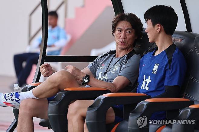 황인범과 대화 나누는 홍명보 감독 [연합뉴스 자료사진]