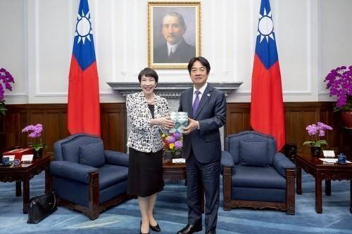 다카이치 사나에 일본 중의원(왼쪽)과 라이칭더 대만 총통(2025년 4월) [대만 총통부 캡처. 재판매 및 DB 금지]