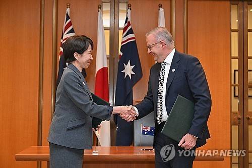 악수하는 다카이치 일본 총리(왼쪽)와 앨버니지 호주 총리  [EPA 연합뉴스. 재판매 및 DB 금지]