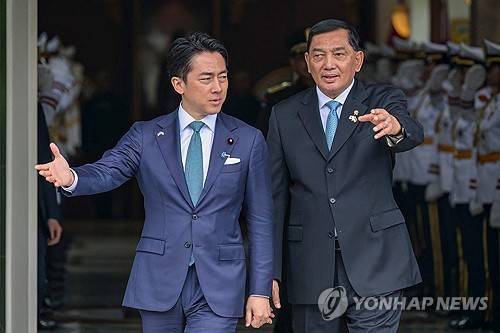 고이즈미 일본 방위상(왼쪽)과 샤프리 인도네시아 국방부 장관 [AFP 연합뉴스. 재판매 및 DB 금지]
