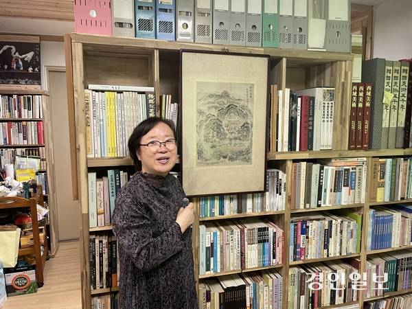지난달 30일 양정순 이애주 문화재단 상임이사가 ‘조종암도’ 작품 입수 배경 등에 대해 설명하고 있다. 가평/김민수기자 kms@kyeongin.com