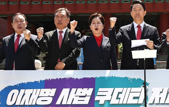 ▲ 5일 서울 종로구 보신각 앞에서 국민의힘 양향자(오른쪽 두번째) 경기지사 후보, 오세훈 서울시장 후보 등 국민의힘 광역단체장 후보 긴급 기자회견'을 한 뒤 구호를 외치고 있다. /연합뉴스