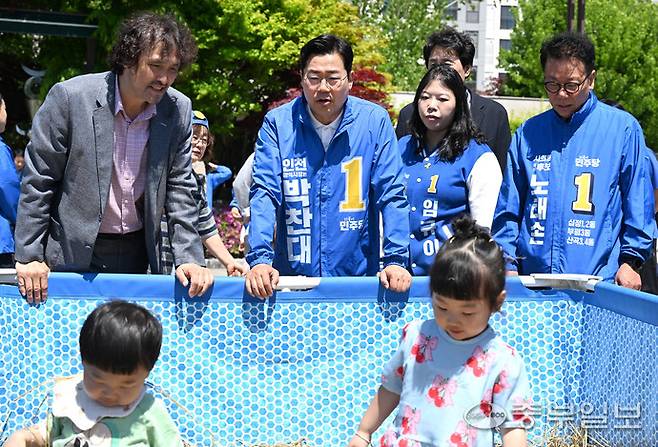 박찬대 더불어민주당 인천시장 후보가 5일 인천 부평아트센터 야외광장에서 열린 부평키즈페스티벌 찾아 행사장을 둘러보고 있다.정선식기자