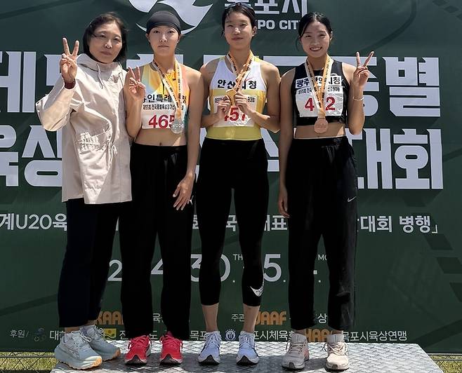 제55회 전국종별육상경기선수권대회 여일반부 100m 허들에서 우승한 류나희(사진 오른쪽 2번째·안산시청)가 입상 선수들과 기념촬영을 하고 있다. 사진=안산시청