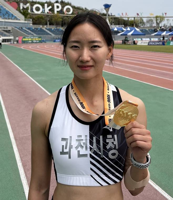 제55회 전국종별육상경기선수권대회 여일반부 장대높이뛰기서 우승한 신수영(과천시청)이 기념촬영을 하고 있다. 사진=과천시청