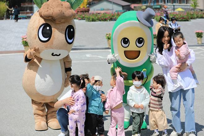 문화체육관광부 명예 문화관광축제인 전남 담양대나무축제가 지난 1일부터 5일까지 닷새 동안 죽녹원과 종합체육관, 담빛음악당 일원에서 진행되고 있다. 사진은 축제장을 찾은 아이들 모습. /박건우 기자