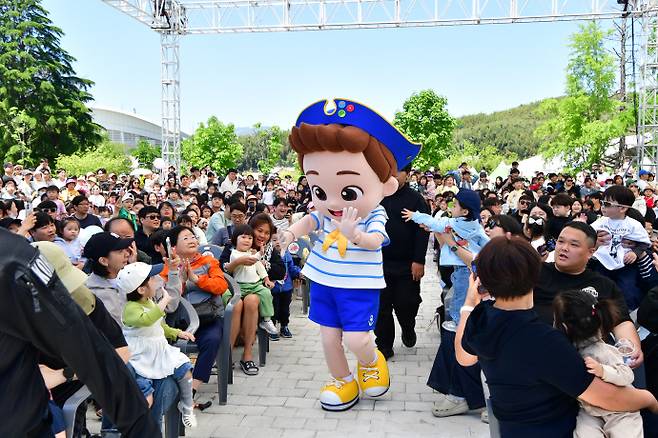 문화체육관광부 명예 문화관광축제인 전남 담양대나무축제가 지난 1일부터 5일까지 닷새 동안 죽녹원과 종합체육관, 담빛음악당 일원에서 진행되고 있다. 사진은 축제장을 찾은 아이들 모습. /담양군 제공