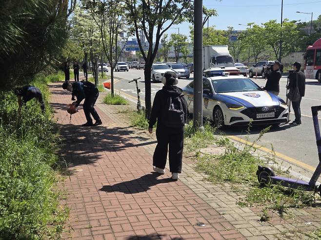 어린이날인 5일 오전 10시께 광주 광산구 월계동 전자공업고등학교 인근 도로에서 경찰 당국이 자정께 벌어진 흉기 난동의 상흔 등을 수습하고 있는 모습. /임지섭 기자 ljs@namdonews.com