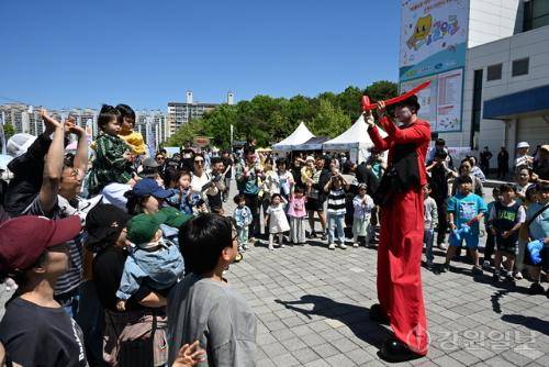 제104주년을 맞아 강원일보가 주최·주관하고 춘천시가 후원한 2026 춘천시 어린이대축제가 5일 호반체육관 일원에서 개최된 가운데 벌룬쇼 삐에로 공연을 아이들과 가족들이 관람하고 있다. 박승선기자