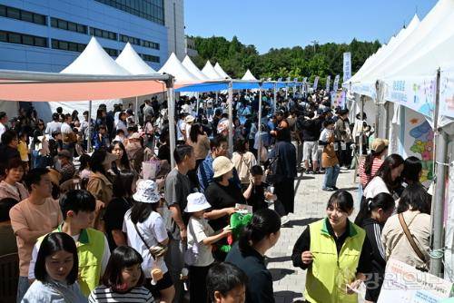 제104주년을 맞아 강원일보가 주최·주관하고 춘천시가 후원한 2026 춘천시 어린이대축제가 5일 호반체육관 일원에서 개최된 가운데 홍보 체험 부스 참가를 기다리는 가족들로 대기줄이 꼬리를 물고 있다. 박승선기자