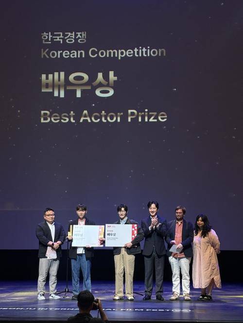 ◇원주에서 활동하는 고승현 감독의 장편 데뷔작 ‘같은 계절을 보낸다는 건’이 5일 오후 제27회 전주국제영화제 한국경쟁 부문에서 단 1편을 선정해 수상하는 CGV상을 수상하고 기념사진을 찍고 있다.