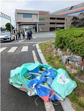 1일 창원 성산구 신화프리텍에 걸려있던 펼침막이 훼손돼 있다. /금속노조 경남지부