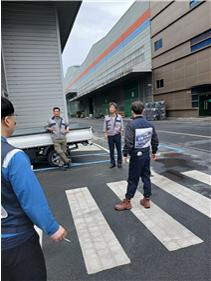 금속노조 경남지부 이엠코리아지회 조합원이 1일 창원 성산구 신화프리텍에서 펼침막을 훼손한 관계자에게 항의하고 있다. /금속노조 경남지부